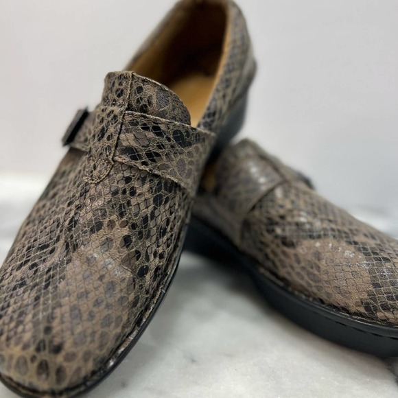 NURSE MATES Gelsey Professional Nursing Shoes Slip Resistant Snake Print 9.5 - Picture 1 of 11
